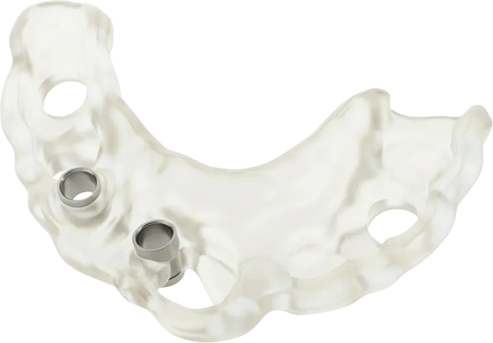 Diş cerrahisinde kullanılan, biyouyumlu şeffaf sarı reçineden üretilmiş cerrahi kılavuzun tamamını gösteren ürün çekimi.