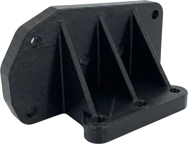 Yüksek tokluk ve darbe dayanımı sunan, siyah PETG filament malzemeden üretilmiş 3D baskı endüstriyel montaj braketi.