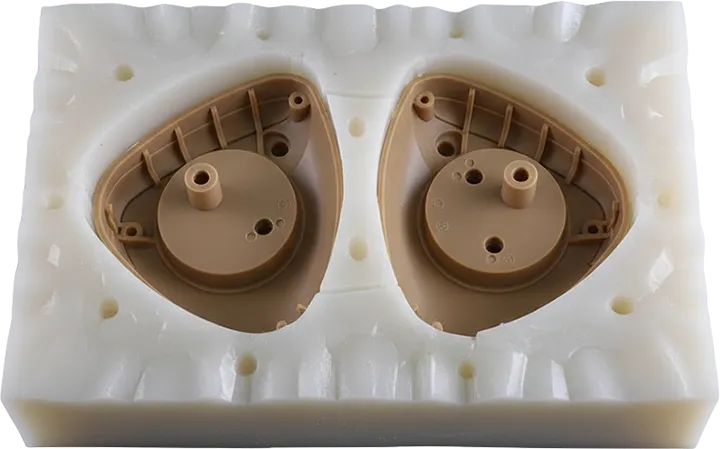 Genel amaçlı beyaz RTV2 silikon ile üretilmiş, dalgalı (zikzak) kesim detayına sahip kalıp ve içindeki taba renkli prototip parça.