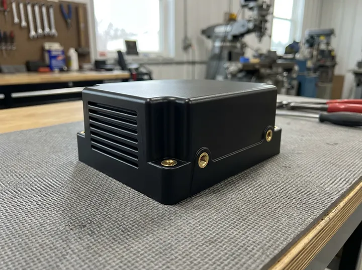 rim-molding-polyurethane-industrial-housing RIM (Tepkime Enjeksiyon) teknolojisi ile üretilmiş, kalın cidarlı ve darbeye dayanıklı siyah poliüretan muhafaza parçası.