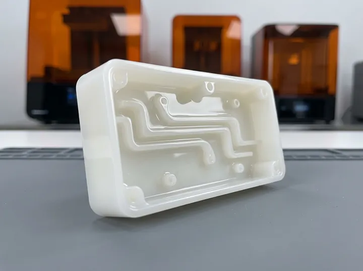 SLA reçine baskı yöntemiyle üretilmiş, pürüzsüz yüzeyli ve yüksek hassasiyetli yarı saydam prototip parça.