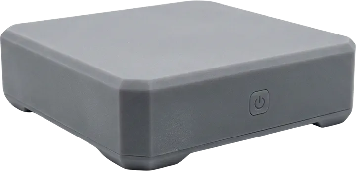 Pürüzsüz yüzeyli mat gri standart reçine ile üretilmiş elektronik cihaz kasası prototipinin tam boy görünümü.