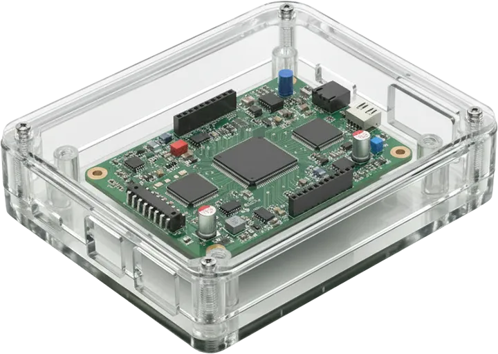 Elektronik kart montajı ve tasarım doğrulaması için SLA teknolojisiyle üretilmiş, yüksek optik netliğe sahip şeffaf reçine PCB kasası prototipi.