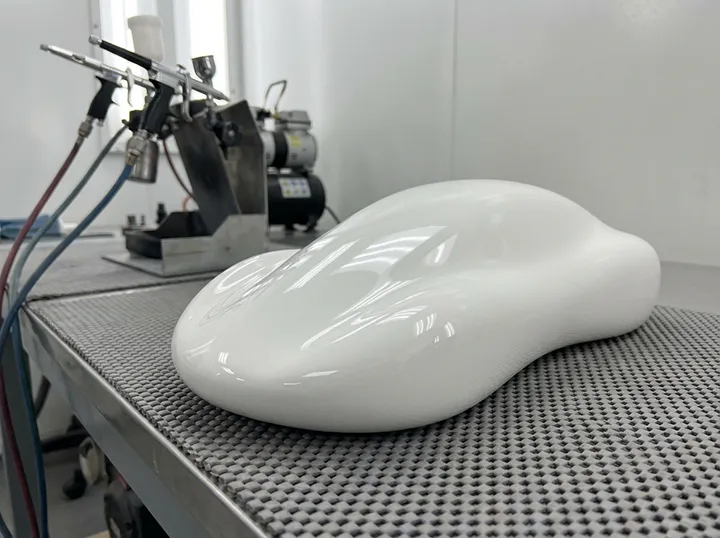 visual-concept-prototype-glossy-painted-model Yüksek yüzey kalitesine sahip, boyanmış ve son işlemleri tamamlanmış estetik konsept maketi.