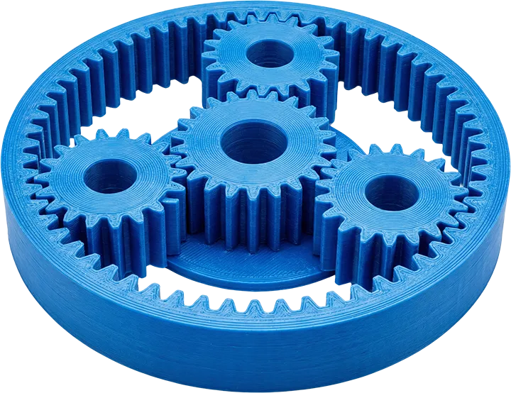 fdm-printing-student-project-planetary-gear FDM teknolojisi ile üretilmiş, mühendislik eğitimi ve mekanik testler için kullanılan mavi gezegen dişli sistemi prototipi.