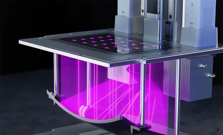 sla-3d-printing-uv-laser-scanning-resin-curing-process Bir SLA 3D yazıcının iç mekanizmasını gösteren, mor UV lazer ışınlarının reçine yüzeyini tarayarak dijital tasarımı katılaştırdığı süreci betimleyen teknik illüstrasyon.