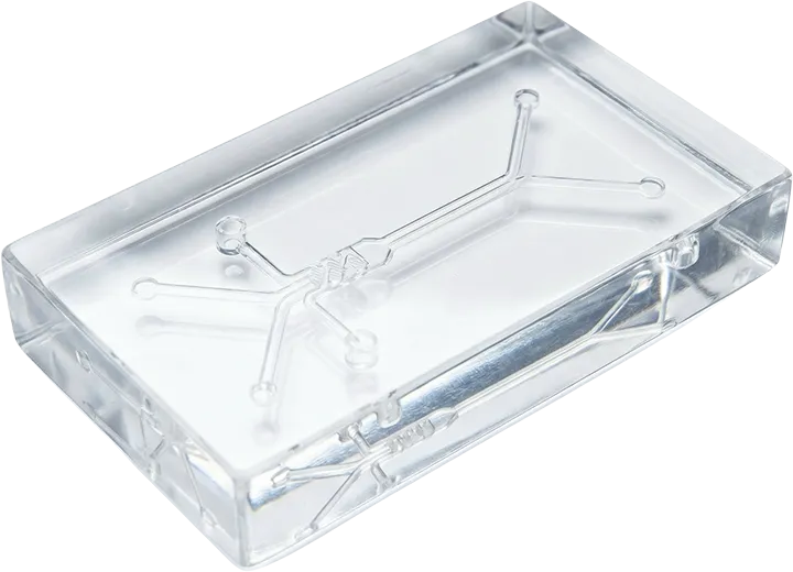 sla-resin-microfluidic-lab-on-chip-research Akademik araştırmalar için SLA reçine baskı ile üretilmiş, mikron hassasiyetinde kanallara sahip şeffaf mikroakışkan çip.