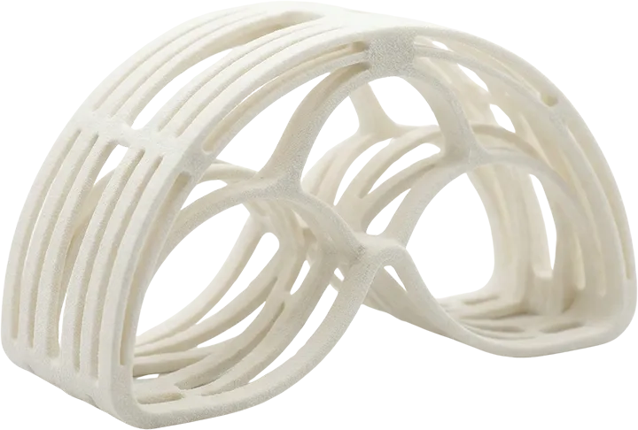 sls-printing-compliant-mechanism-rd-prototype SLS 3D baskı ile desteksiz üretilmiş, esnek hareket kabiliyetine sahip (compliant mechanism) beyaz naylon Ar-Ge prototipi.