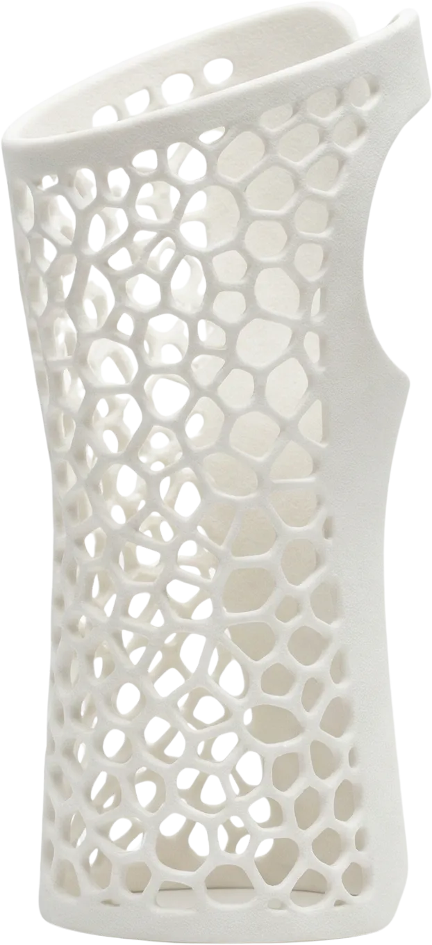 SLS 3D baskı ile üretilmiş, cilt dostu ve nefes alabilir kafes yapıya sahip kişiye özel beyaz ortez (wrist brace).