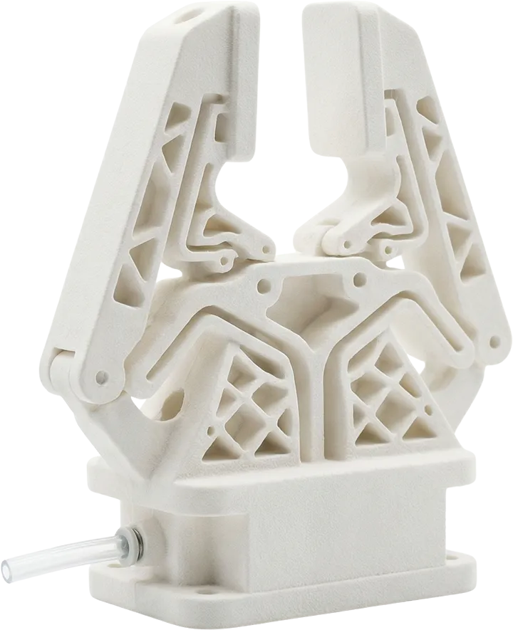 sls-printing-integrated-pneumatic-robotic-gripper SLS baskı yöntemiyle sinterlenmiş, karmaşık iç geometrilere sahip, topoloji optimizasyonu yapılmış beyaz otomotiv braketi.