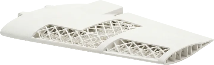 SLS teknolojisi ile üretilmiş, darbe emici kafes yapıya sahip hafif ve desteksiz beyaz Naylon İHA kanat prototipi.